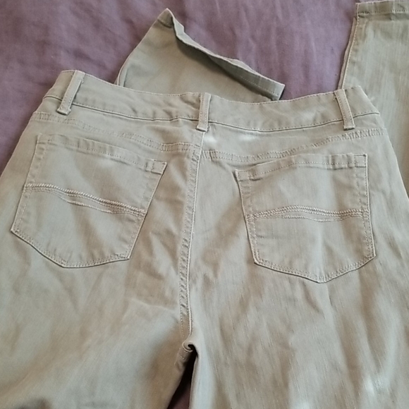 Green pants - Picture 4 of 4